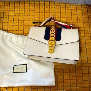 Authenticated Brand New Gucci Borsa Sylvie Leather Shoulder Bag Small Purse